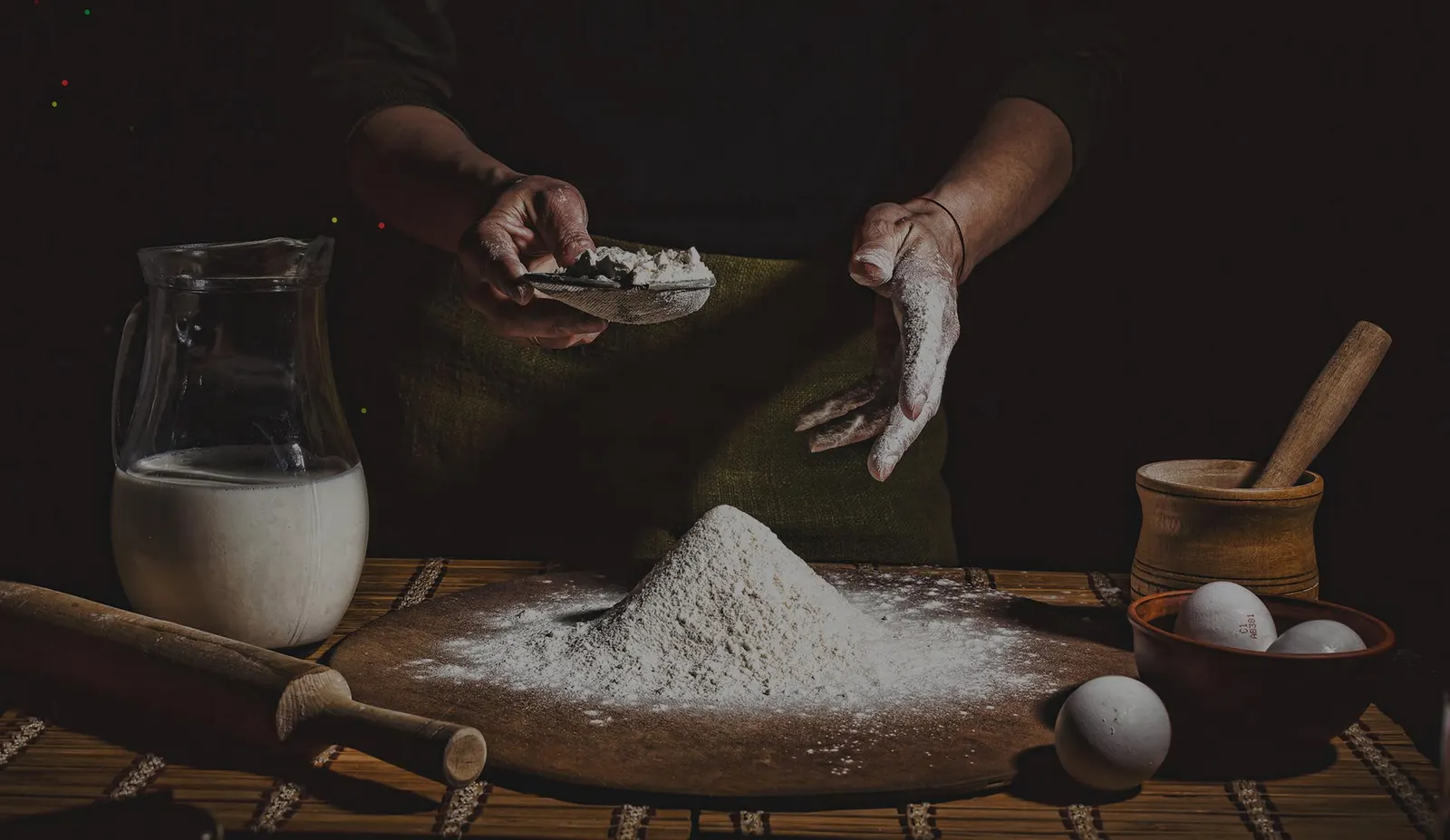 Făină cernută pe masa de lucru din brutăria din Pelinia